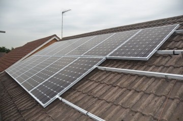 Installatie zonnepanelen op een schuin dak1