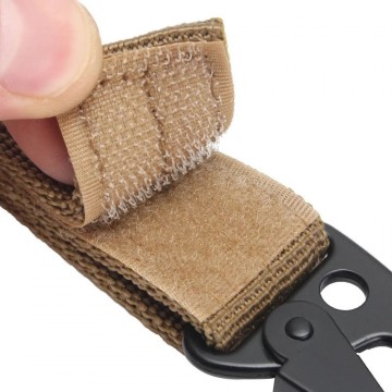 Outdoor karabijnhaak met klittenband bevestiging - army green